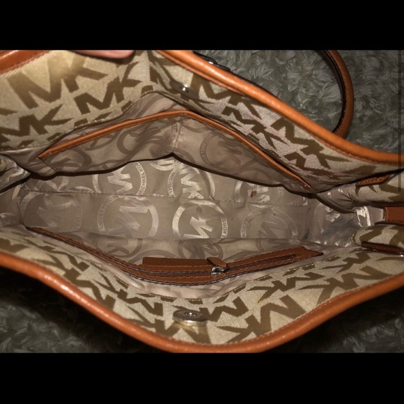 MICHEAL KORS PURSE - Picture 2 of 6